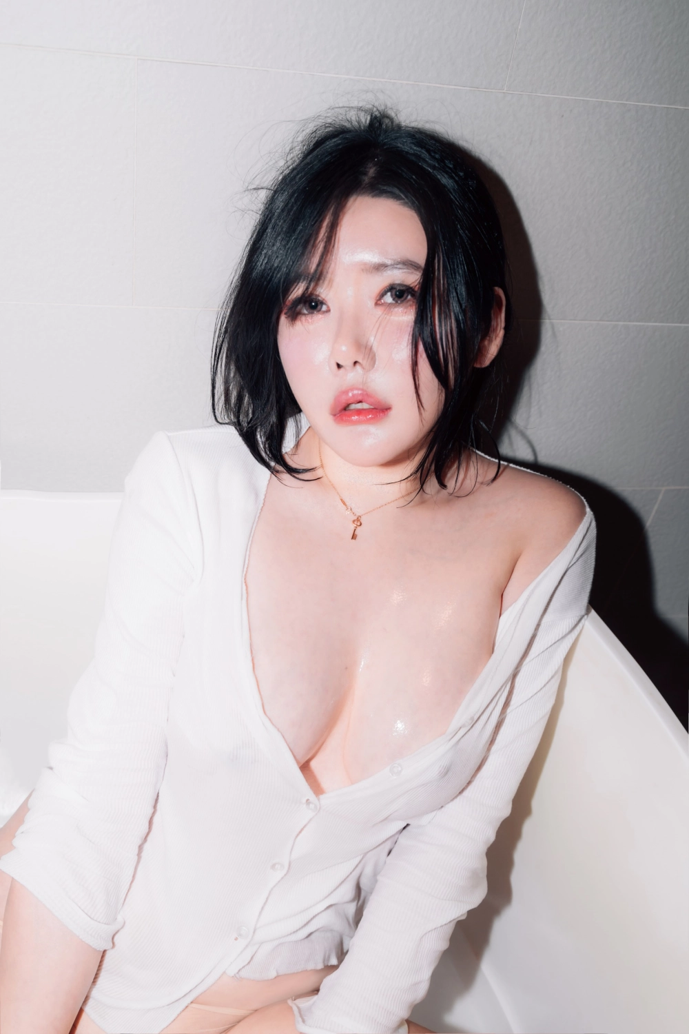 Catch the vibrant charm of Jisu_a in images