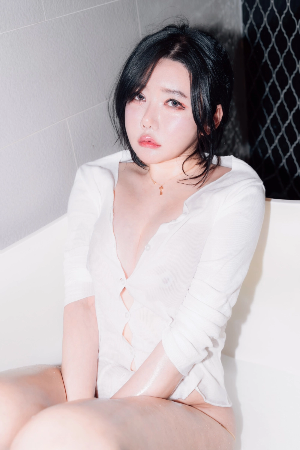 Browse Jisu_a pictures capturing true elegance