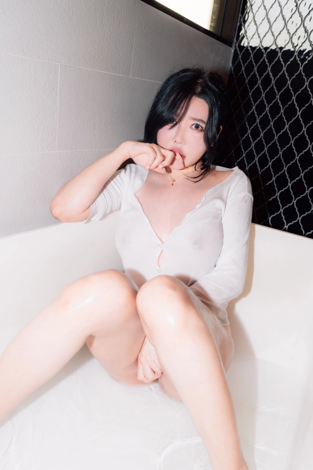 Jisu_a inspires fans with latest photo ideas