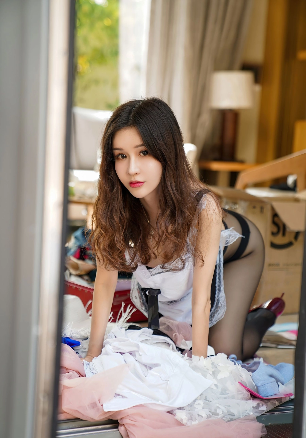 Jun Xiaoxi looking lovely in an apron