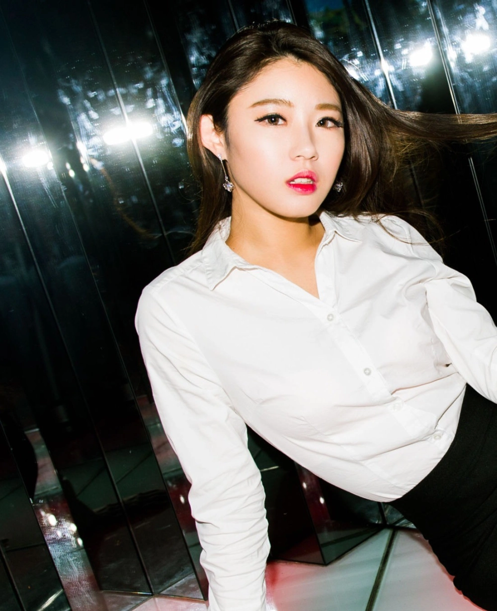 Admiring the flawless look of the beautiful Katherine