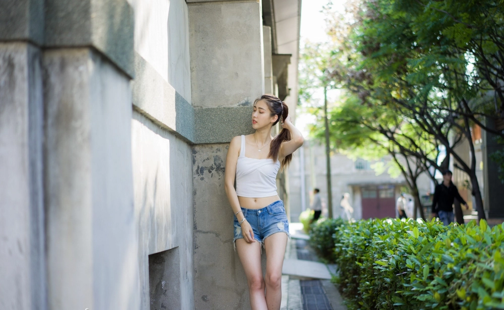 Her alluring curves belong to the stunning Kim Yun