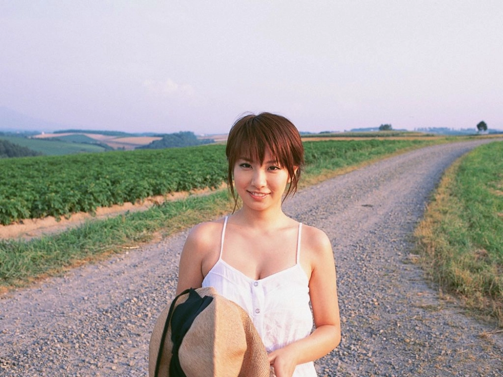 Kurumi Karikawa radiates a confident, sophisticated allure