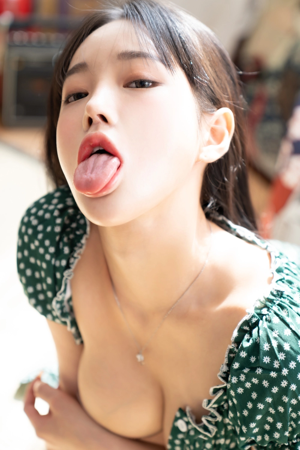 Experience dreamy visuals with Leeae 이아이 vibes