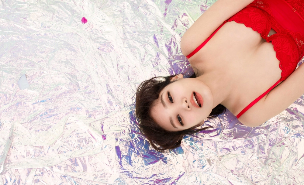 Discover stunning moments in LEEHEE photo gallery now