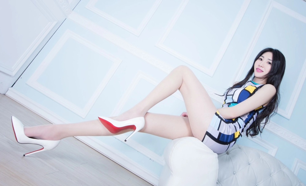She moves with a confidence that defines a true Leg model Perri