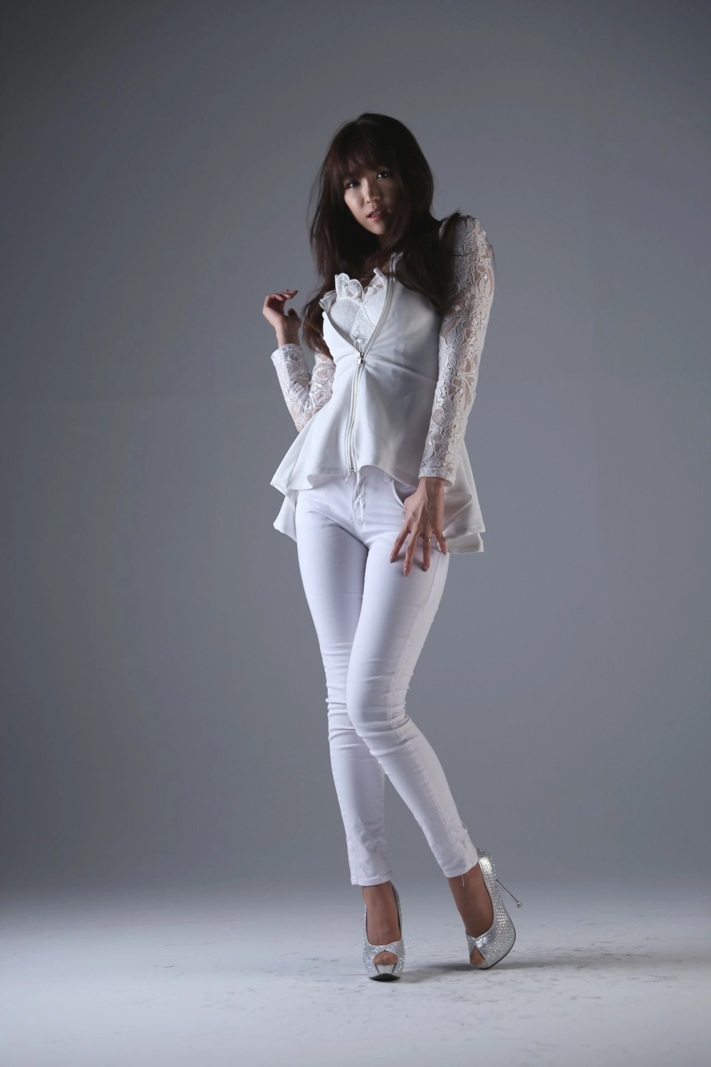 Li Enhui captures beauty and fashion effortlessly