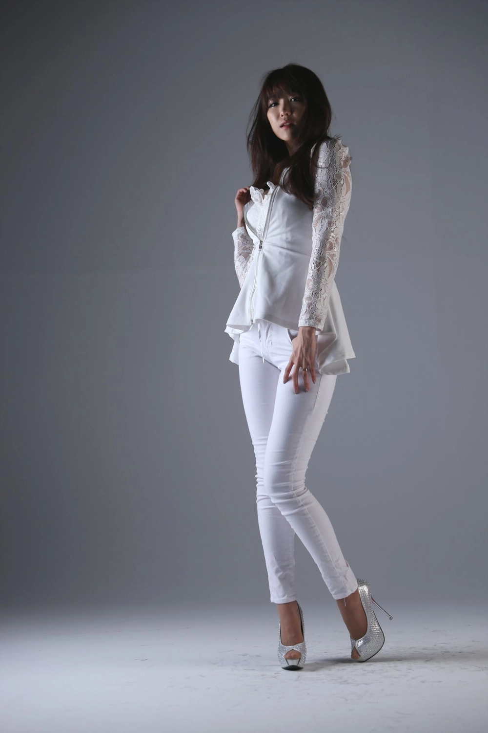 Li Enhui stuns fans with every new photo release