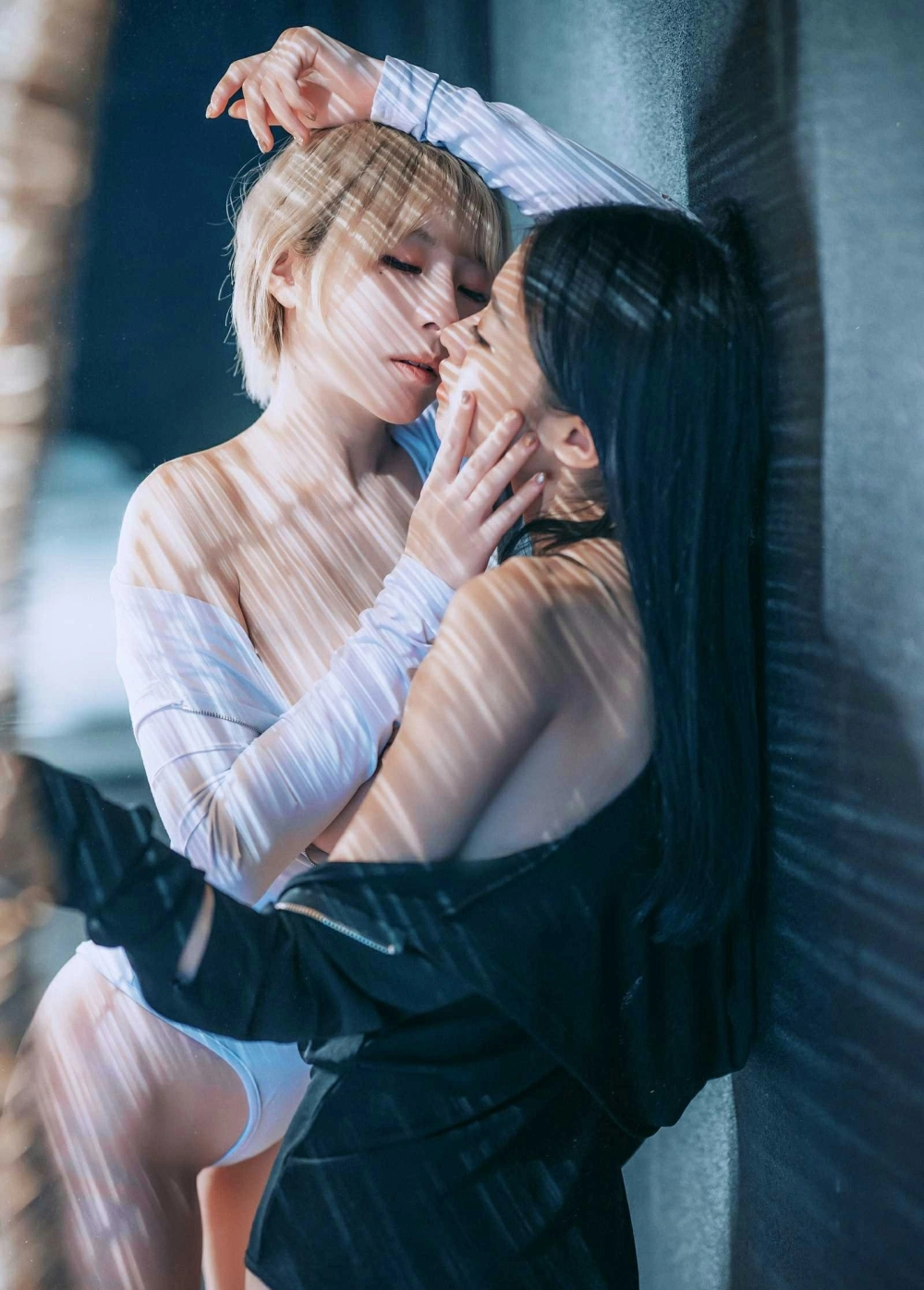 Li Feier and her sister in a stylish embrace