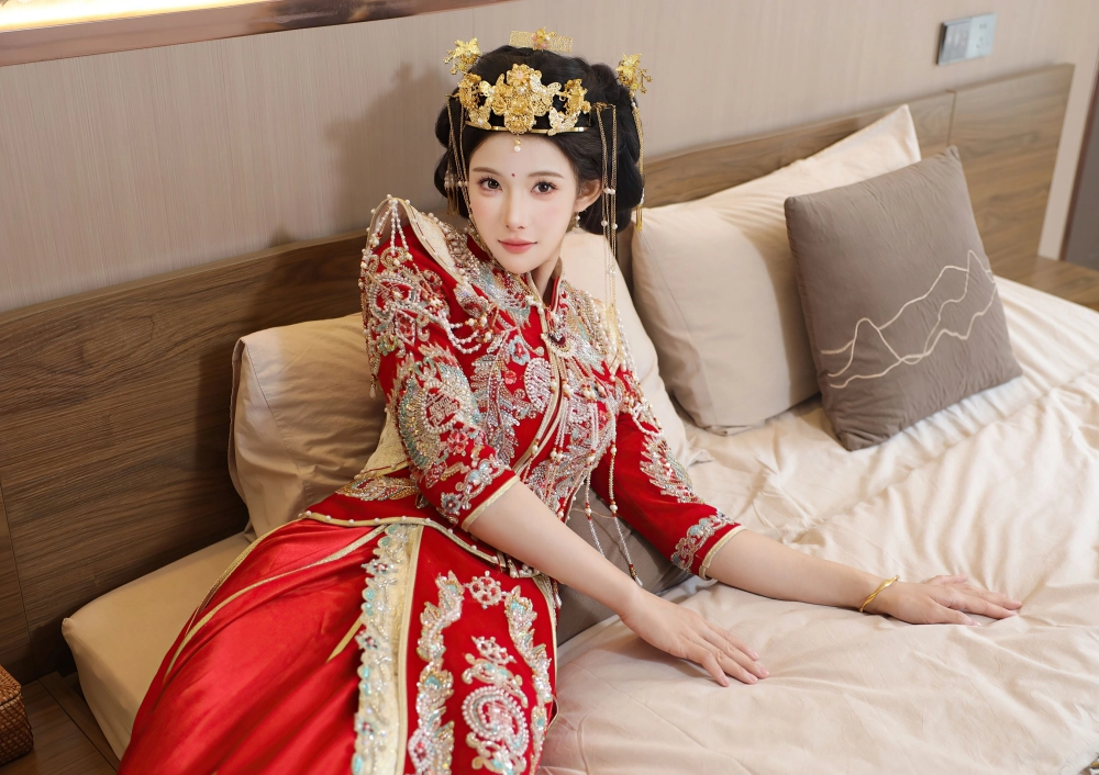 A powerful cosplay pose from Li Shuang'er