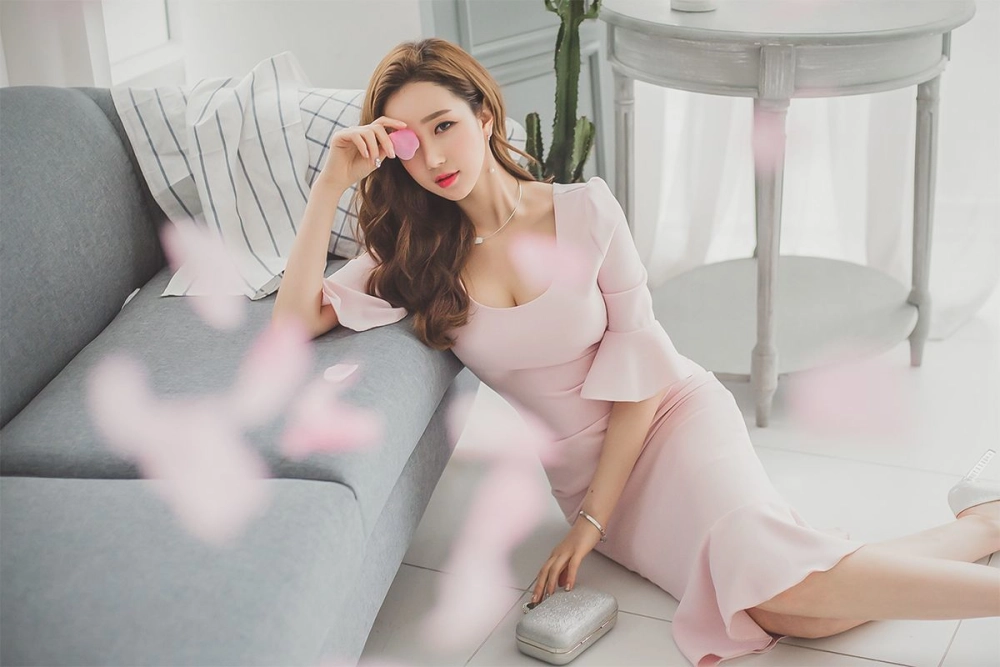 Embrace elegance with Li Yanjing’s pose