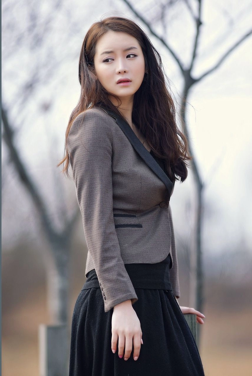 Discover Lin Zhihui confidence through her glance