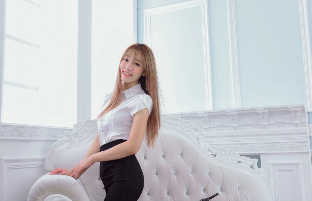 Admiring the flawless look of the gorgeous Liu Xuan