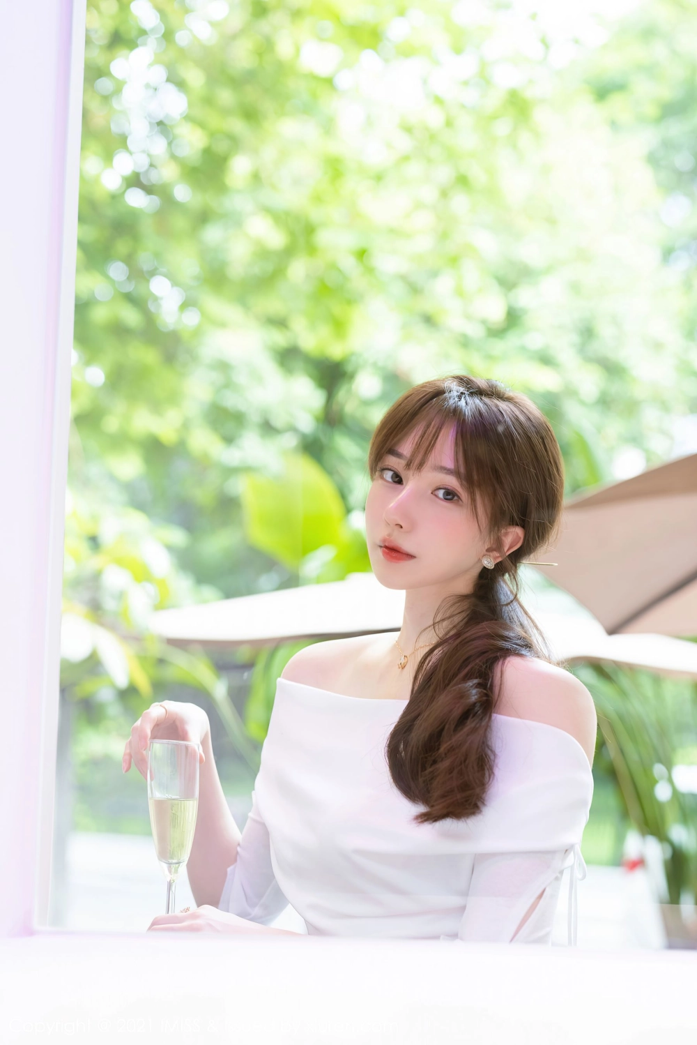 The captivating gaze of He Jiaying