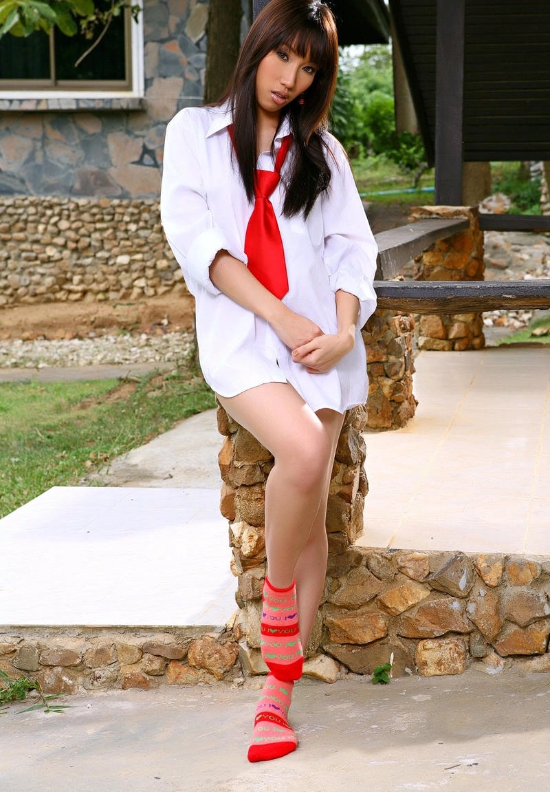 Loretta Kang stuns with her irresistible Thai beauty