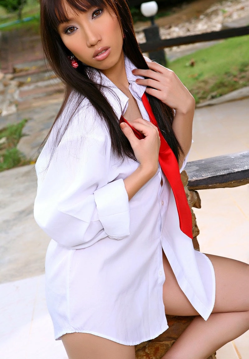 Loretta Kang shows elegance and charm effortlessly