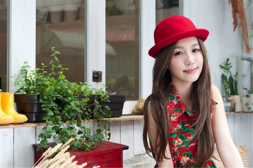 Irresistible charm of the stunning Lu Siying