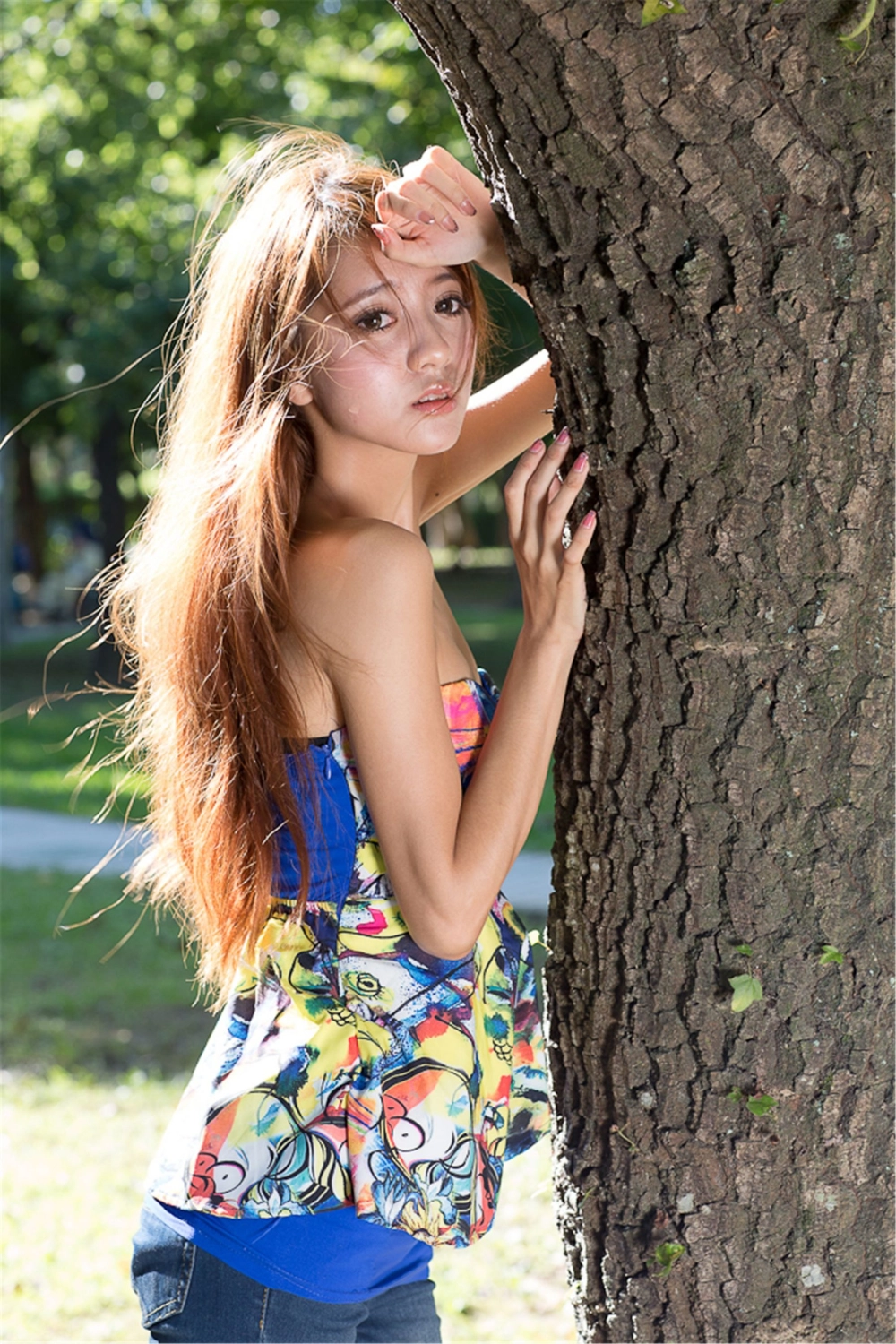 Elegant pose by the striking Lu Zhiyang