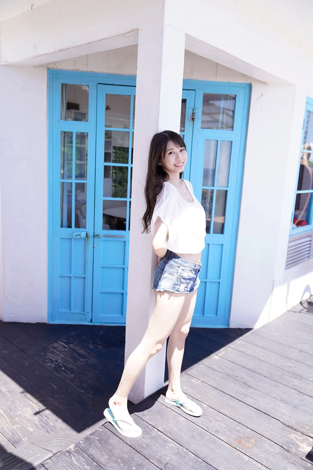 Makino Marie radiates a confident, sophisticated charm 