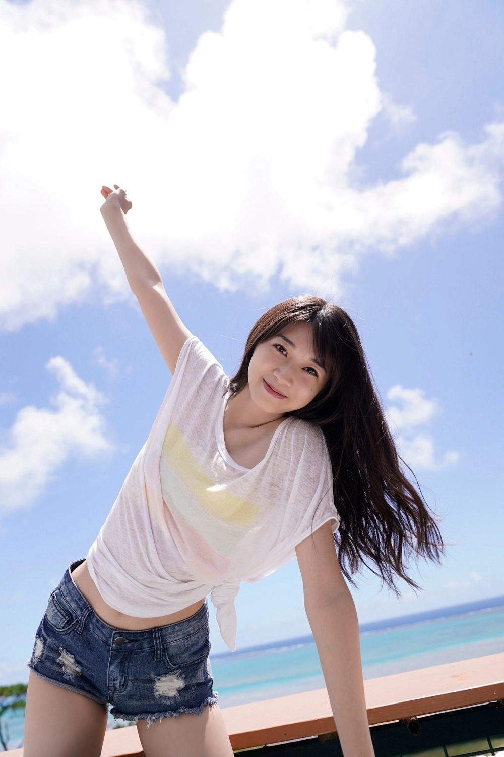 Every glance from the lovely Makino Marie tells a bright story 