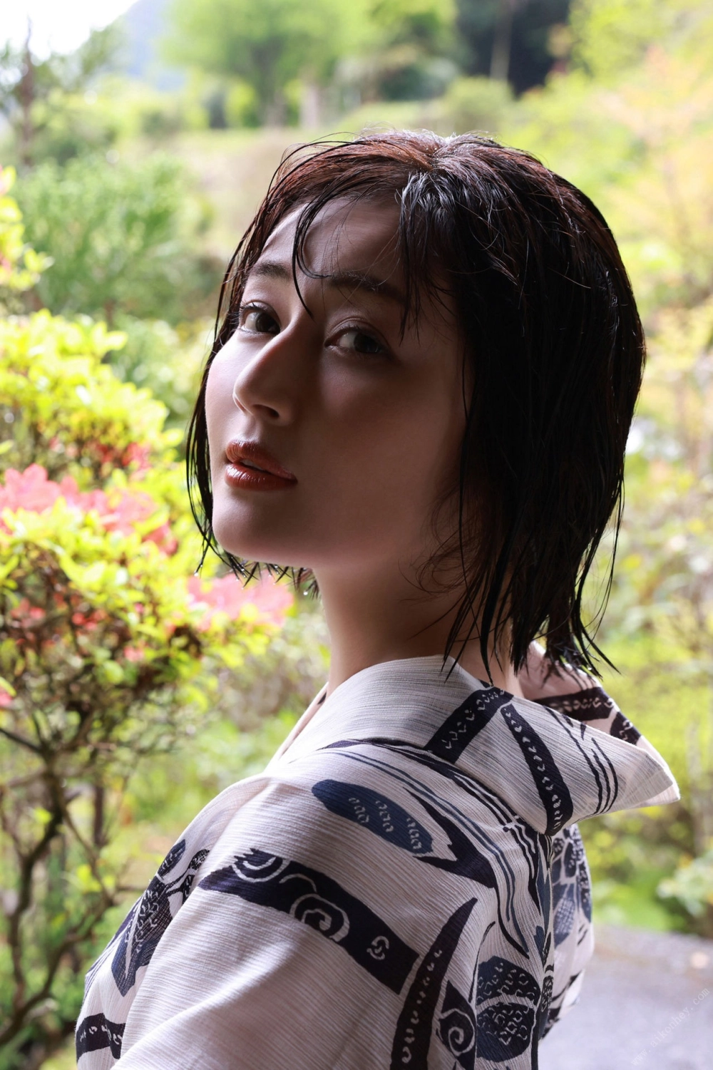 Her captivating gaze is pure Manami Shindo magic