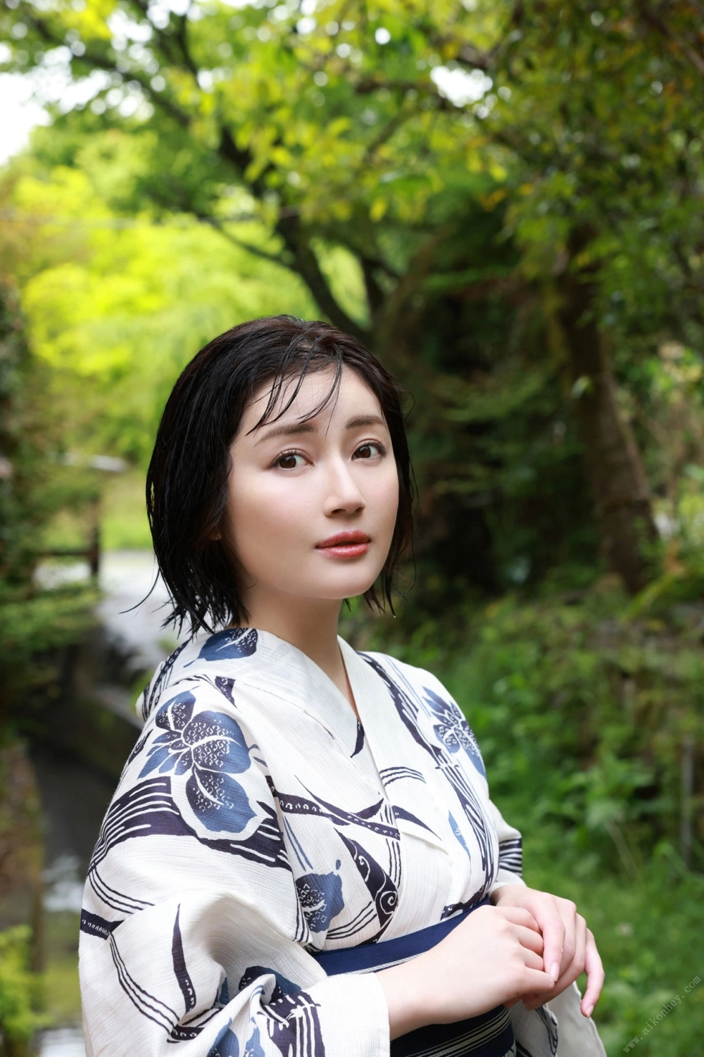 Irresistible charm in every photo featuring Manami Shindo