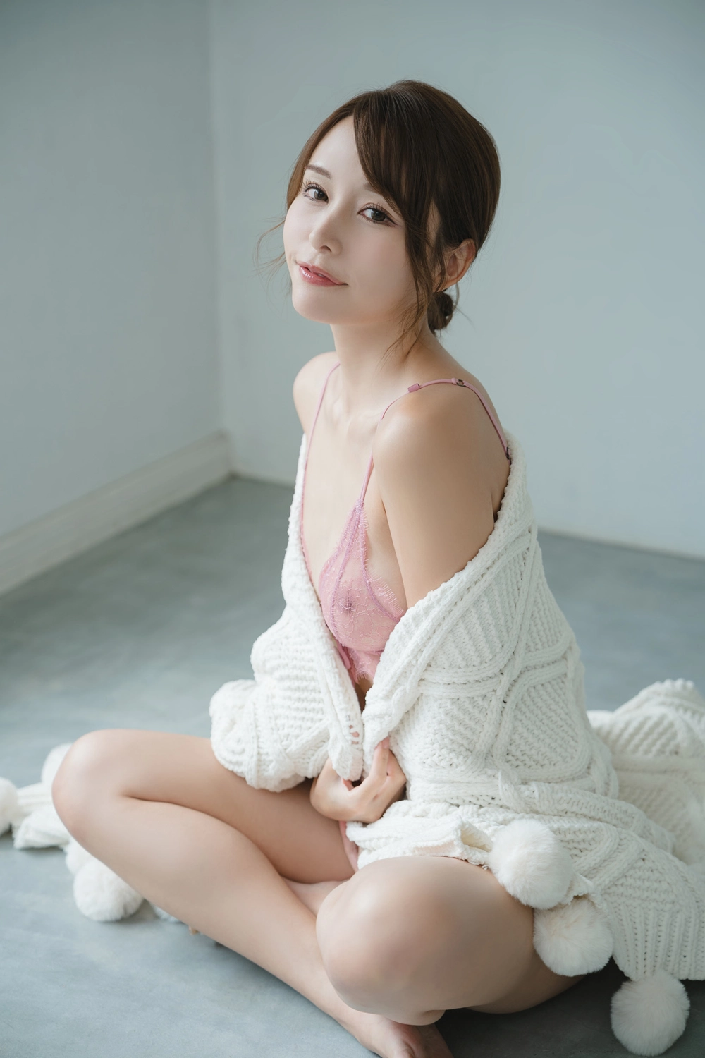 Sultry pose and graceful motion from the model Mayuki Ito