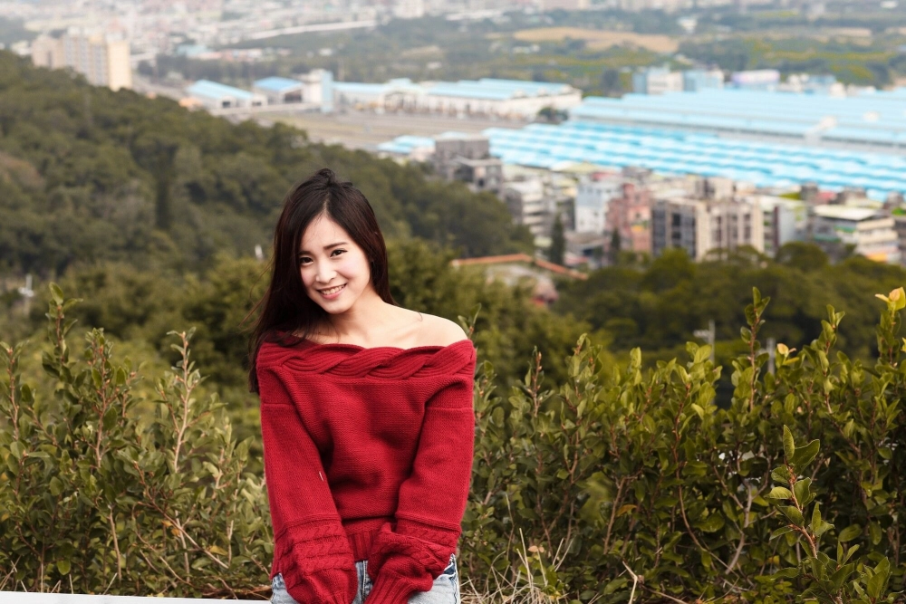 Her confident pose defines the Meng Jie vibe