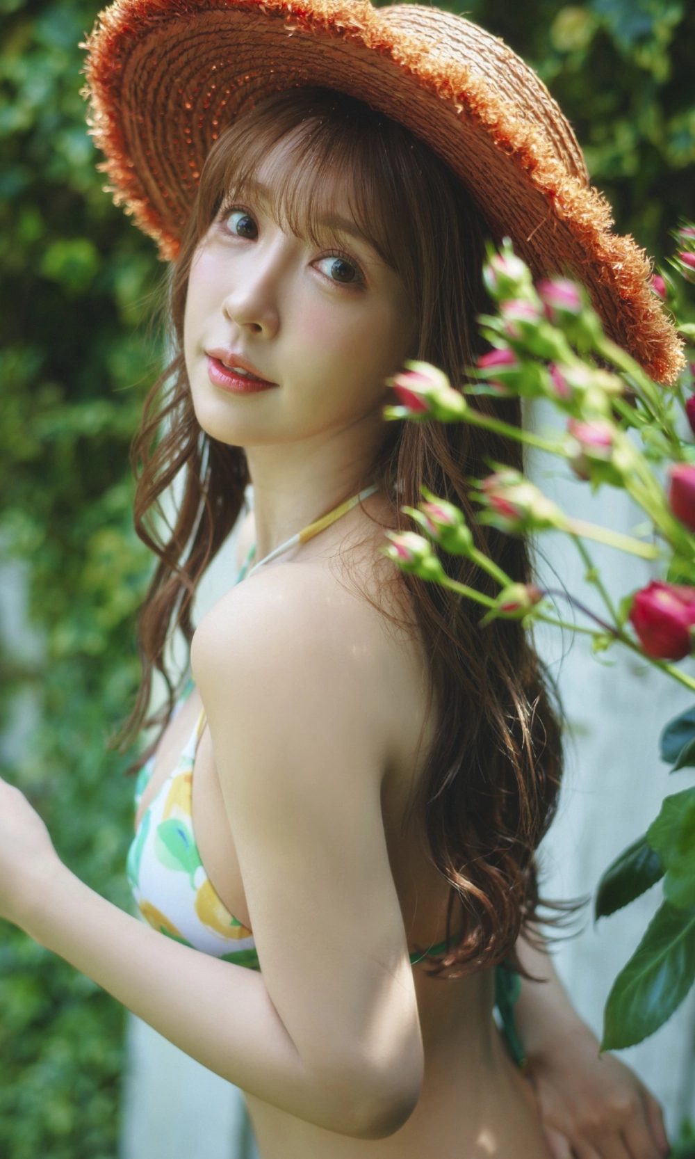 Her gaze is electric Mikami Yua strikes