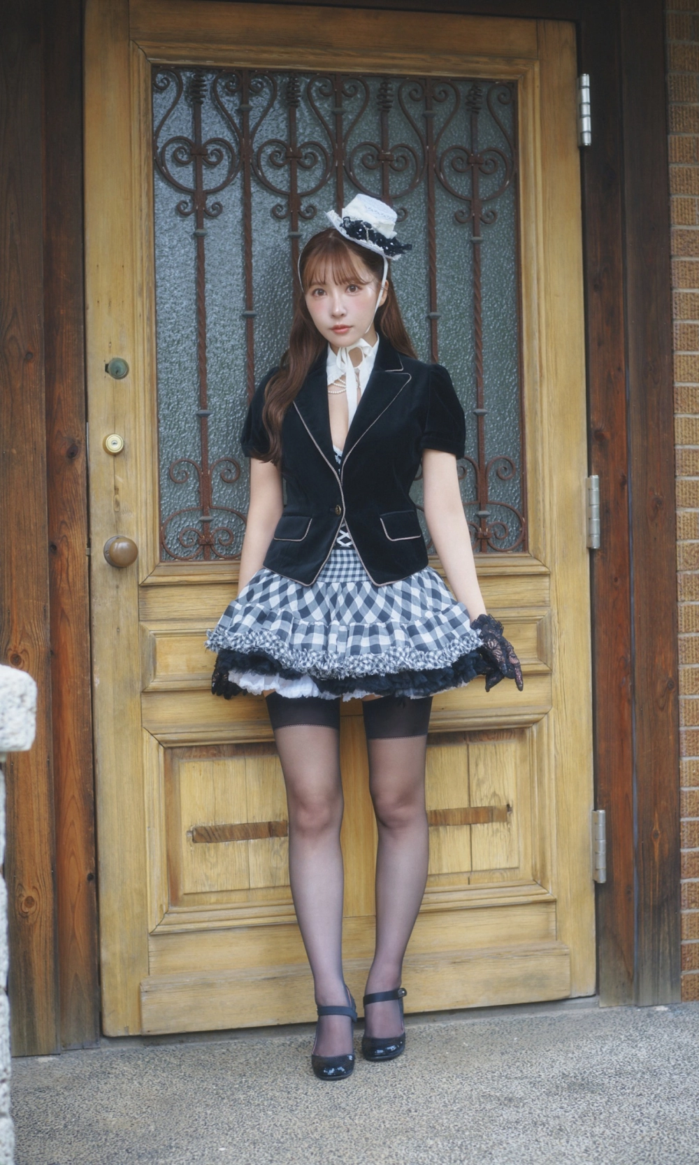 Mikami Yua proves glamour is true power