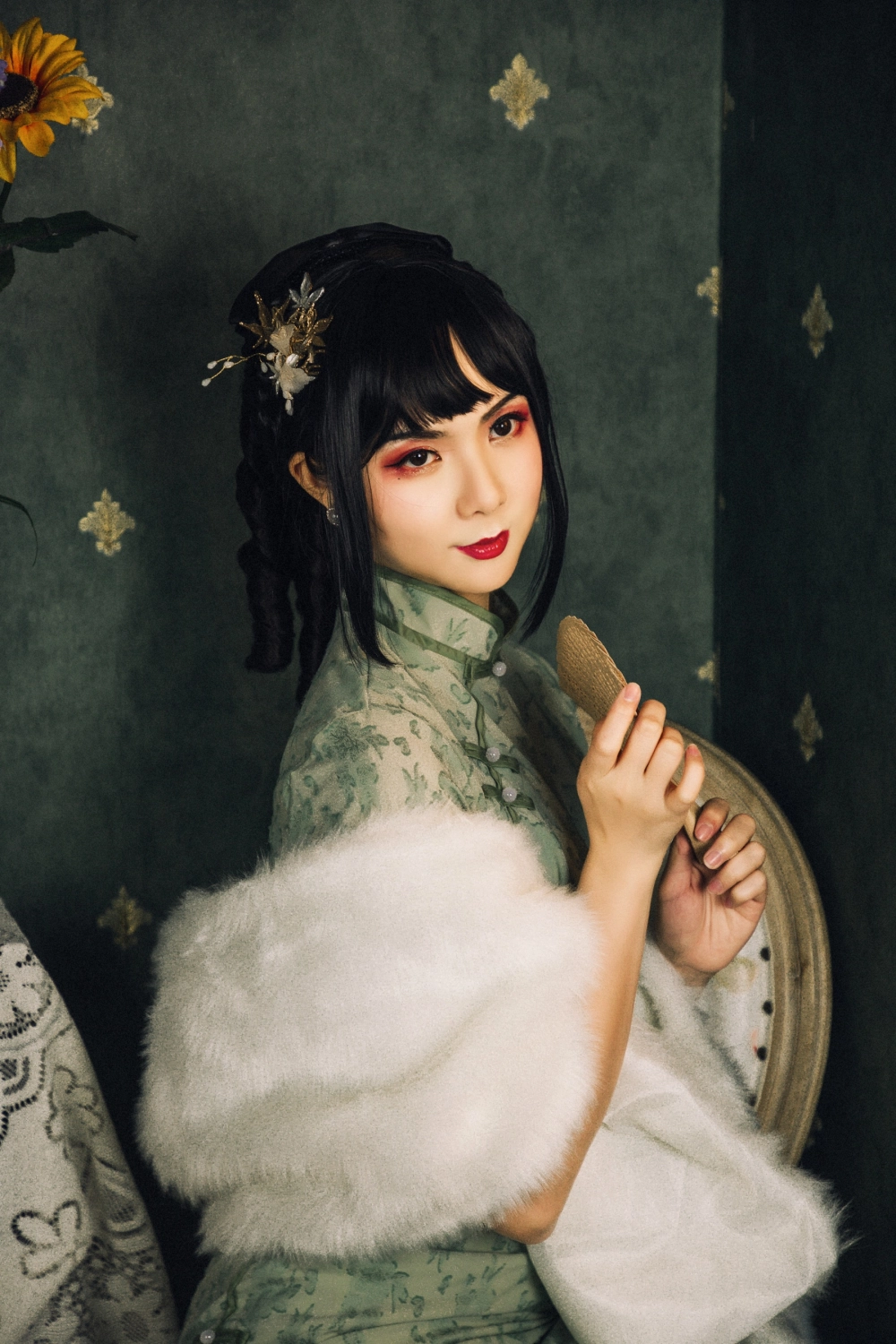 Capture the charm of Ming with every glance