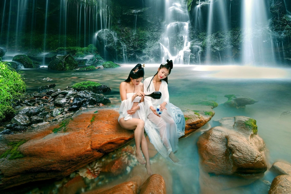 Minmin's captivating look alongside her sister