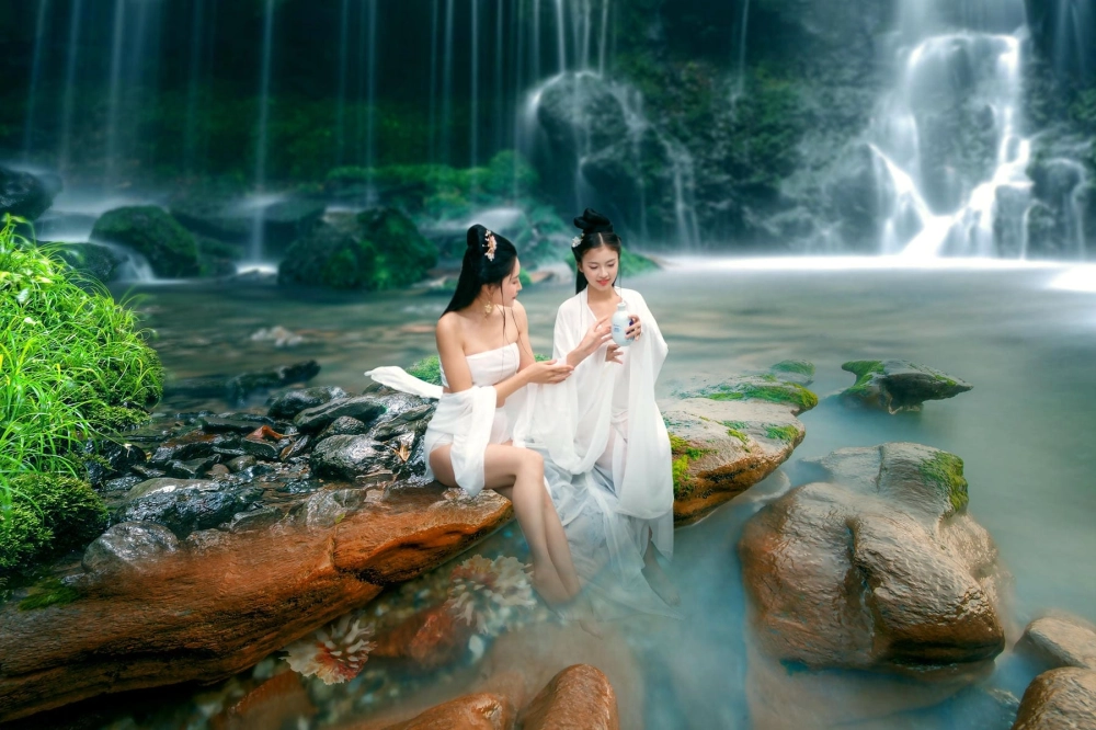 Minmin in a breathtaking duo photograph