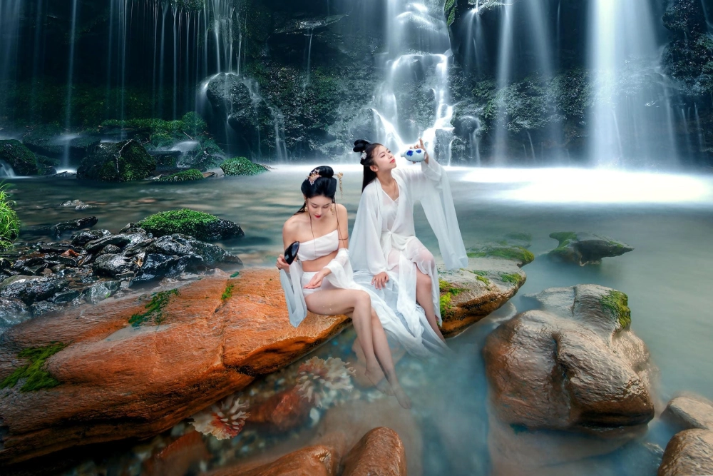 Minmin captures the spotlight in this sister photo