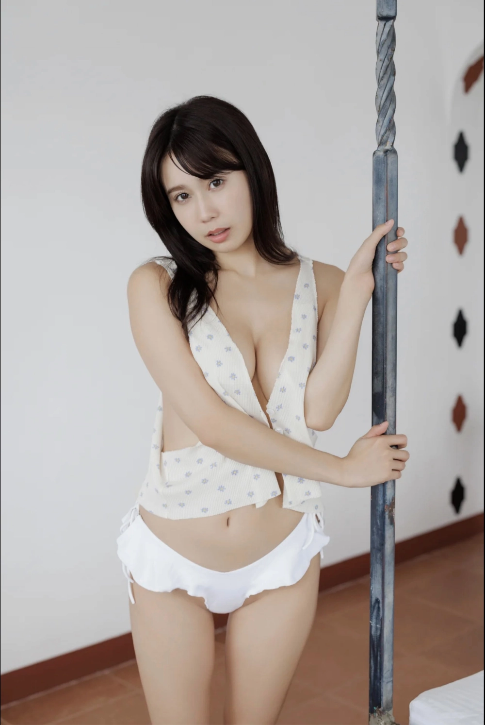 Japan's alluring star Misaki Aihara shines