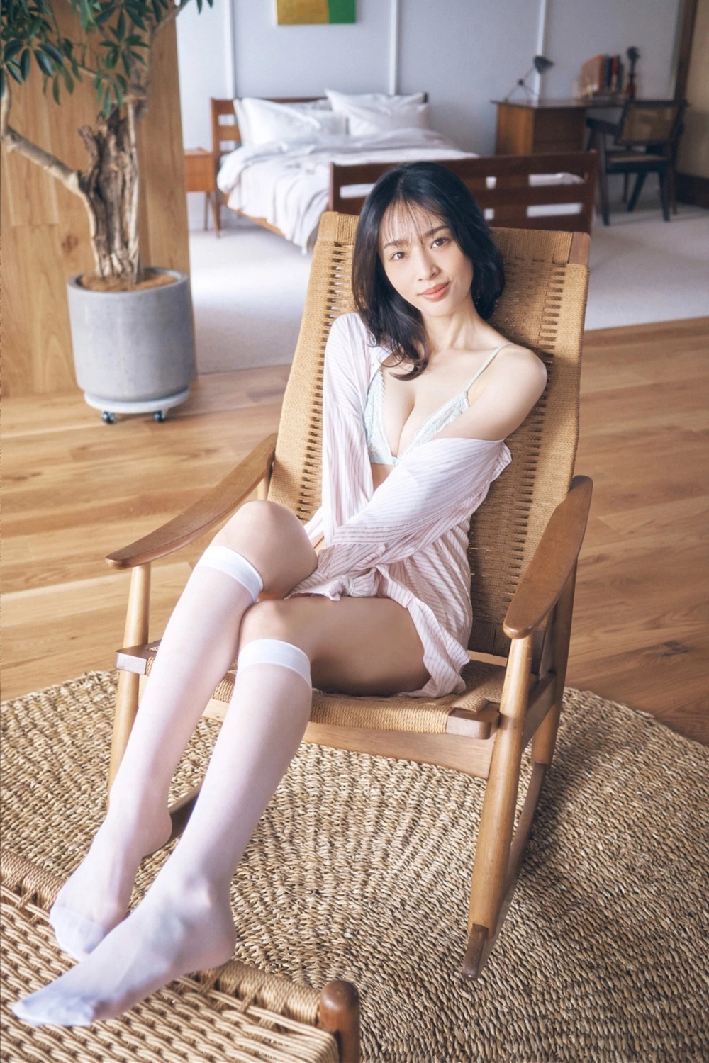 Seduction in the captivating eyes of Misaki Jinbu