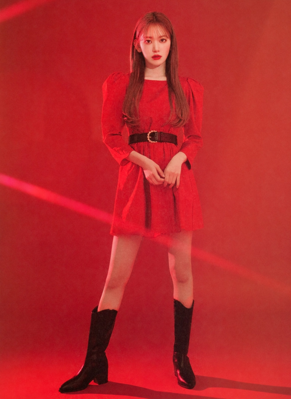 Her seductive gaze reveals the fierce allure of Miyawaki Sakura 