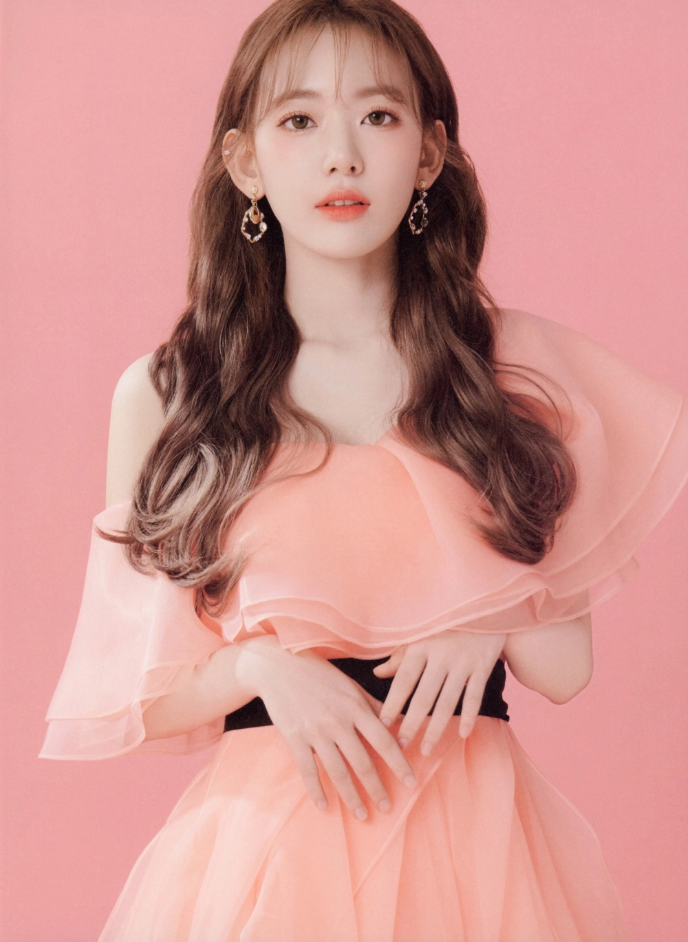 The enchanting style of lovely Miyawaki Sakura captivates 