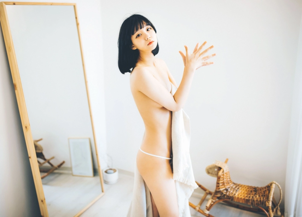 Model Jenny showcases beauty and confident charm