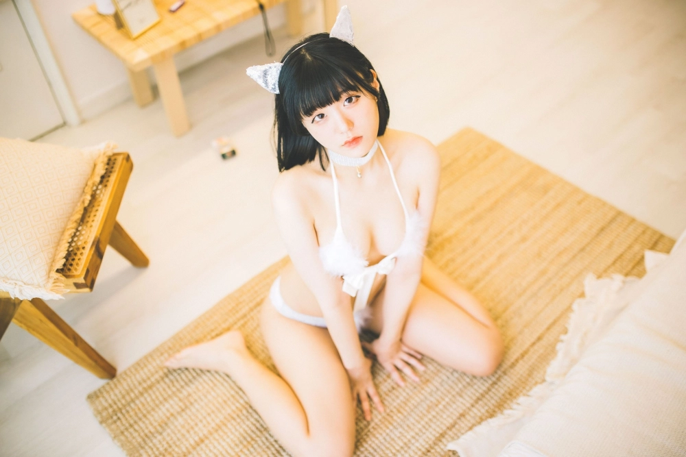 Model Jenny sets trends with her chic outfits