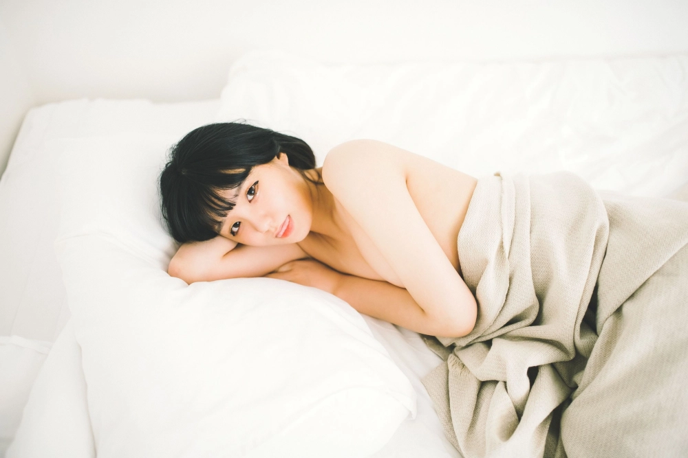 Model Jenny highlights elegance in every frame