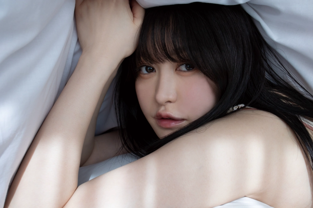 Sensual and soft Moe Iori images that mesmerize all