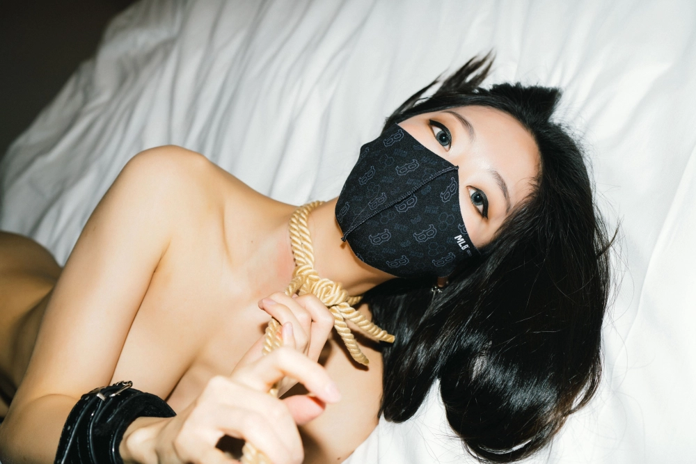 Fall for Mona’s charm in every glance