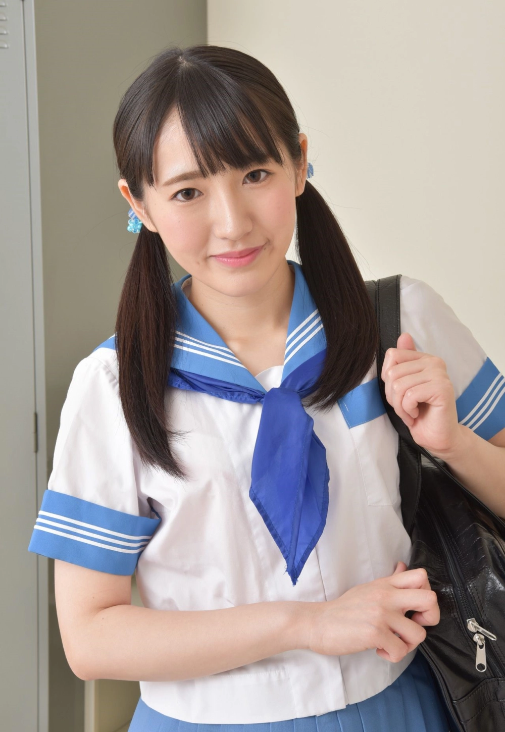 Japanese doll like eyes of captivating Naiyayi star