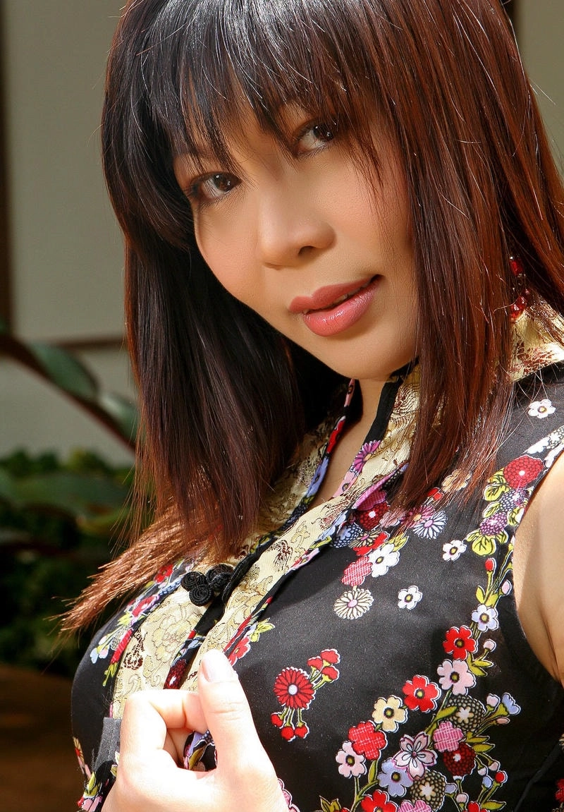 Naomi Kai charms with every pose and smile