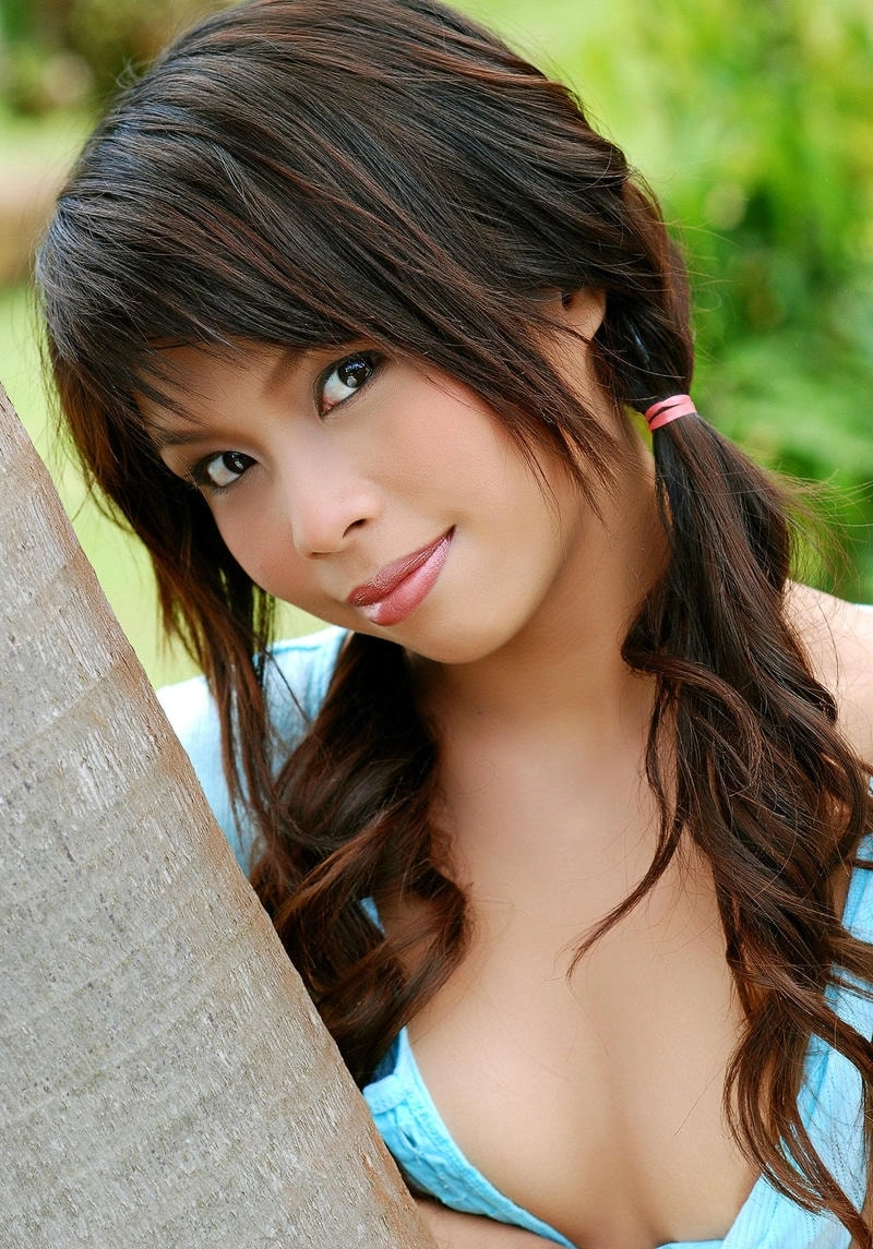 Nicole Wei captivates with elegance and playful smiles