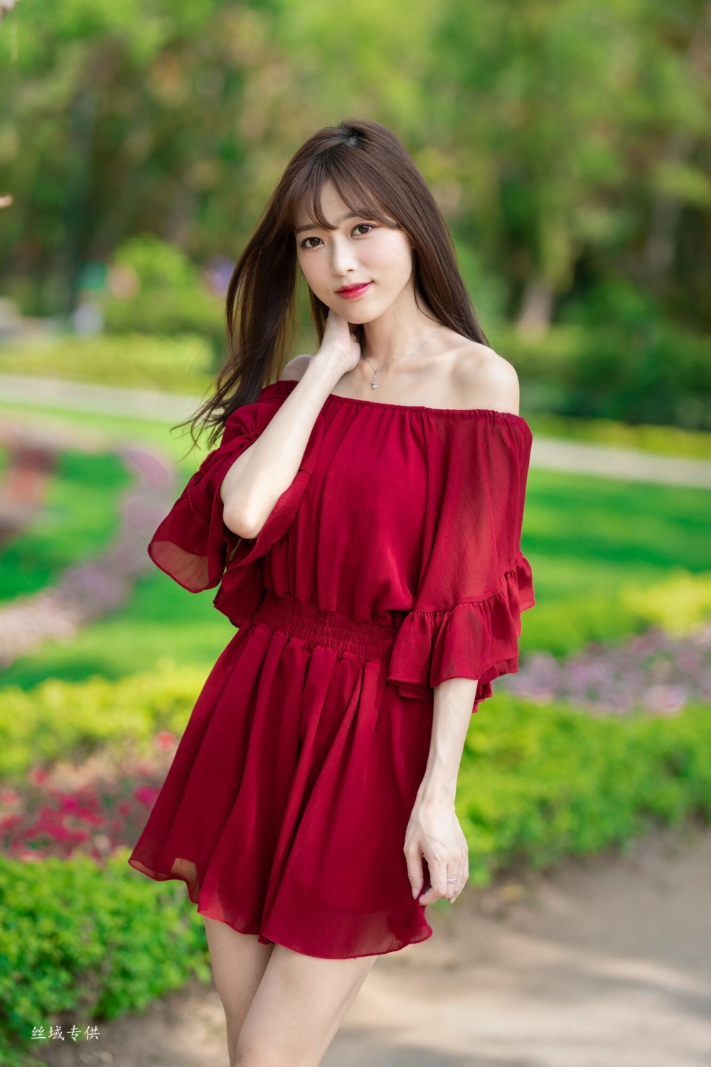 Seductive gaze a signature of beautiful Peng Lijia