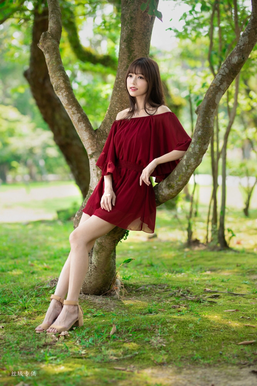 Catching all the attention is the lovely Peng Lijia