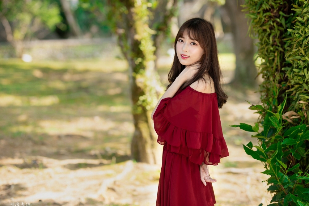 Witness the stunning grace of superstar Peng Lijia