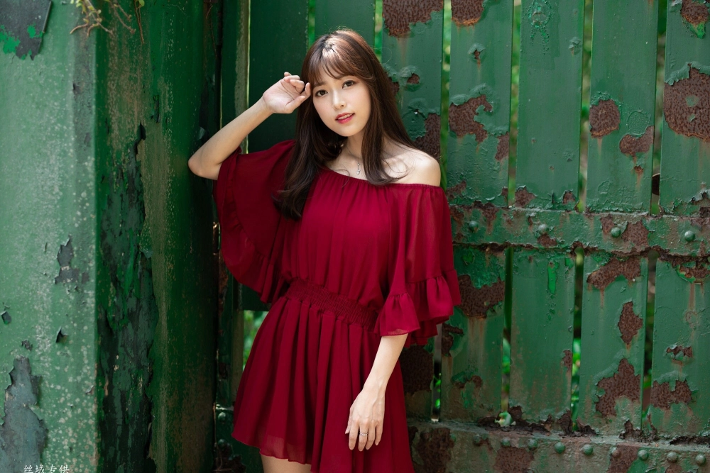 Elegant curves and the confident air of Peng Lijia